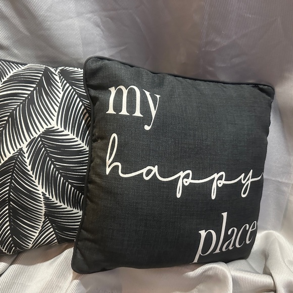 2 outdoor pillows black n white - Picture 1 of 3